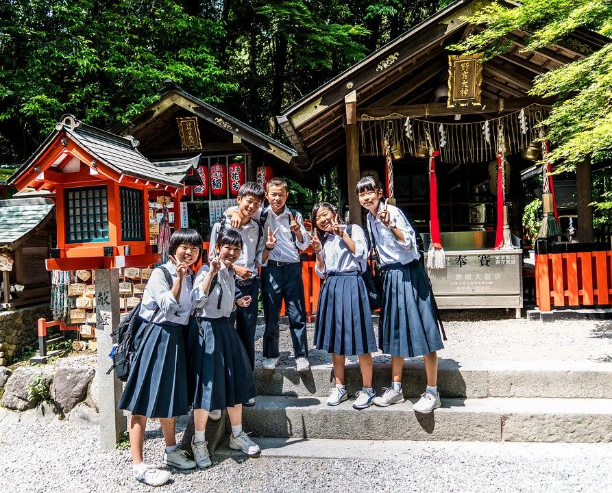 Японским школьникам разрешили носить цветные трусики и прически two-block cut: полтора века девочек обязывали надевать только белое белье