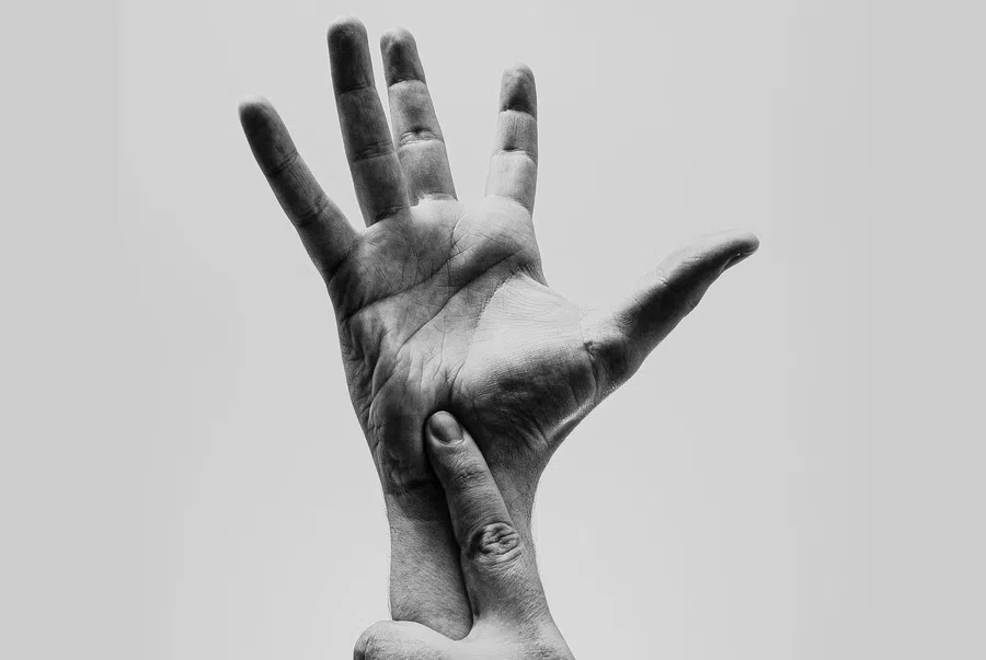Склонность к изменам у партнера можно определить по длине безымянного пальца на правой руке