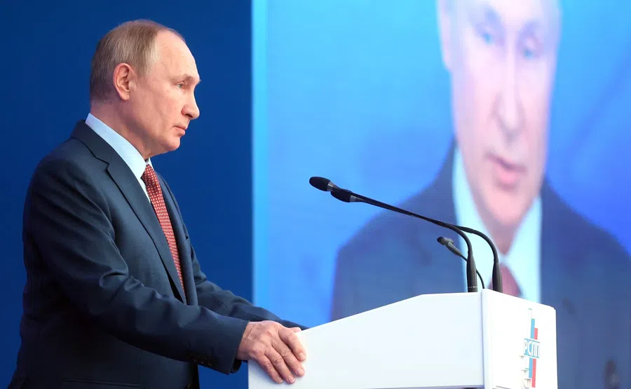 Путин потребовал доработать законопроект о QR-кодах для посещения общественных мест