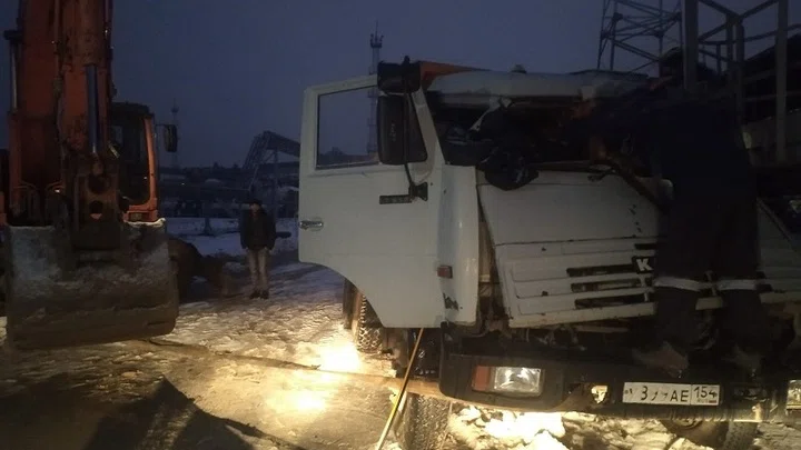 В Бердске водителя КамАЗа зажало в ДТП на нефтебазе "Гигант". Потерпевшего из кабины вытаскивали спасатели