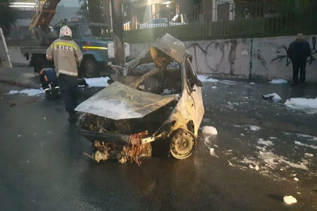 Три человека сгорели в Volkswagen Polo после столкновения с фонарем в центре Новосибирска
