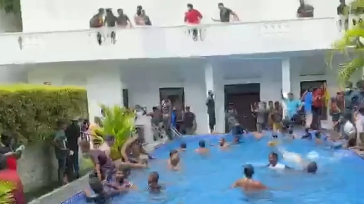 Протестующие на Шри-Ланке, захватившие резиденцию президента Готабаи Раджапаксы, украли из шкафа президента миллионы рупий и порезвились в бассейне – видео