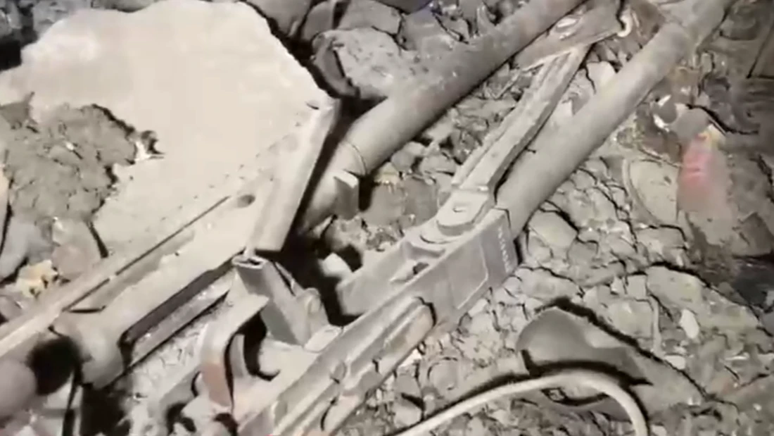 Сгоревшие снайперские винтовки разбросаны по бункер-крематорию. Фото: скриншот с видео 
