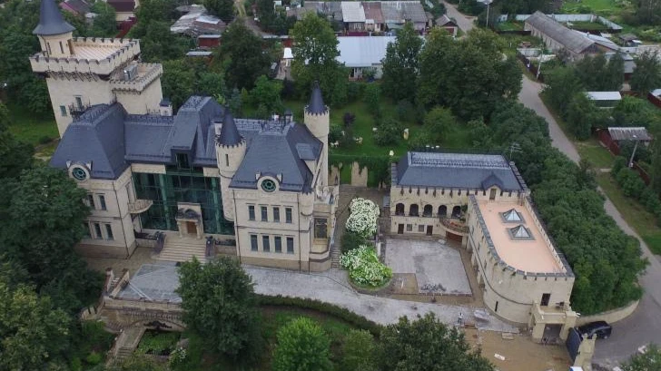 Что будет с брошенным замком Аллы Пугачевой и Максима Галкина после их отъезда из Грязи в Израиль – самые известные фото пугачевского дворца
