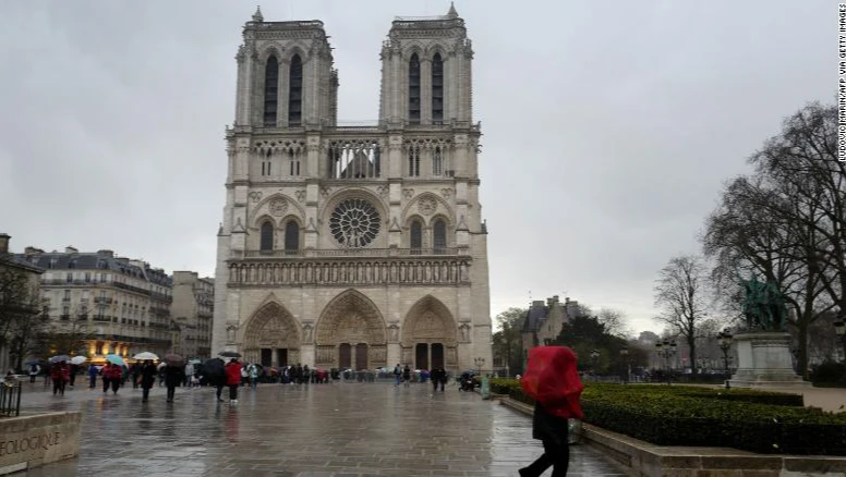Район нападения является туристическим центром, где можно найти многие известные достопримечательности французской столицы, в том числе Нотр-Дам и Центр Помпиду. Фото: CNN