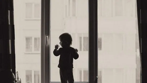 Ребенка, оставшегося дома одним, как магнитом тянет к окнам