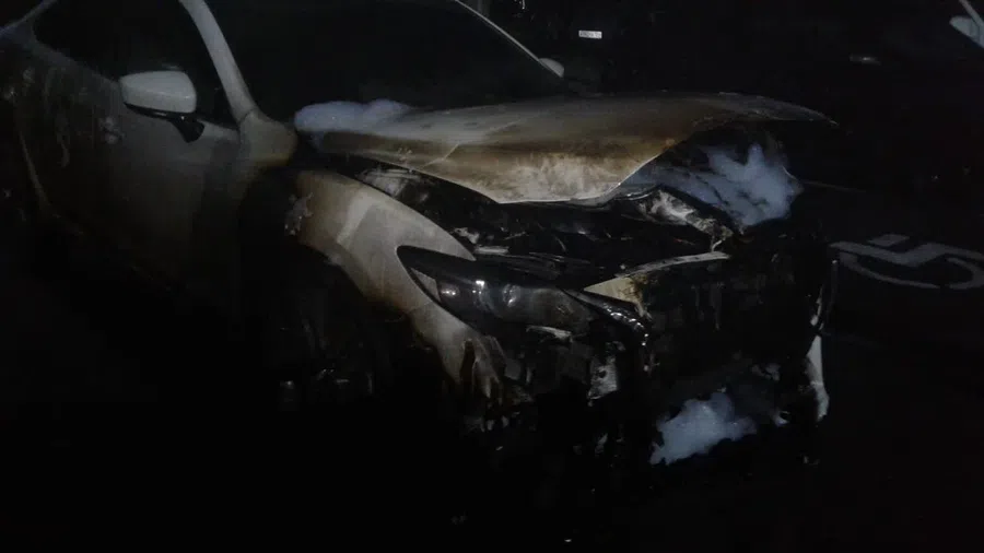 Подожгли белую Mazda неизвестные на ул. Спортивной в Бердске. Подробности ЧП