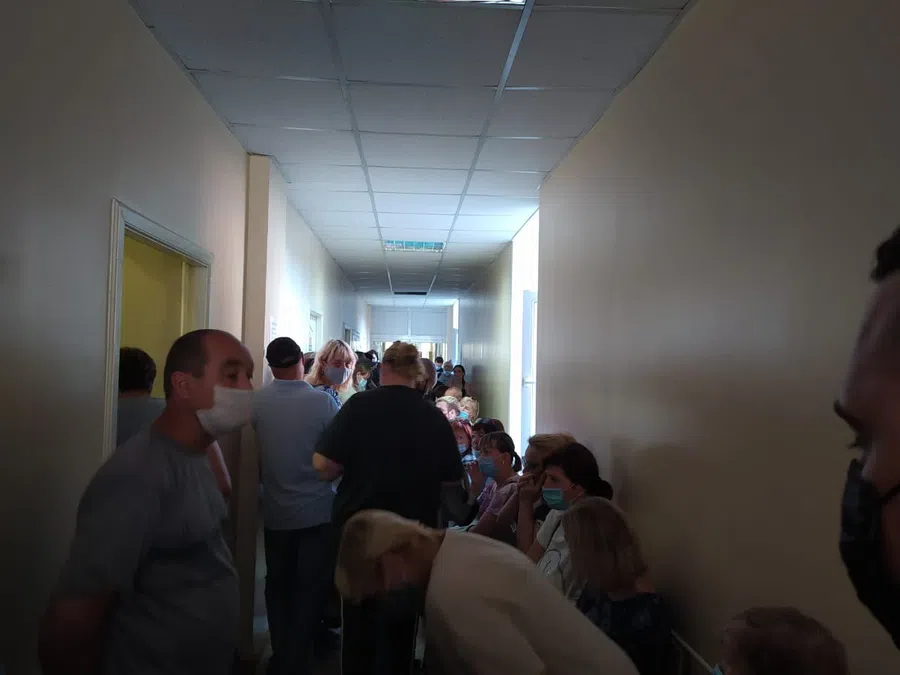 "Все в городе разом заболели": С пяти утра стоят в очереди к врачам красной зоны ЦГБ Бердска больные пациенты. Приезд Минздрава не помог?