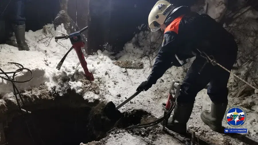 В Новосибирске спасатели всю ночь пытались найти зовущих на помощь людей в рухнувшем под землю погребе