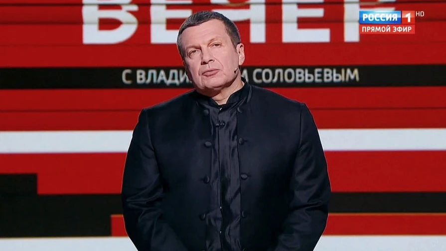 Ведущий крайне возмущен. Фото: кадр из передачи на канале «Россия1»