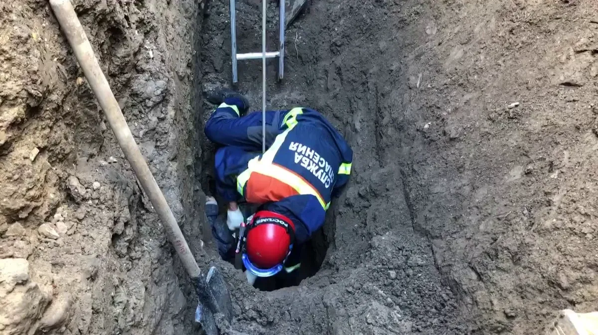 В Подмосковье двух мужчин завалило землей в яме, один из них погиб