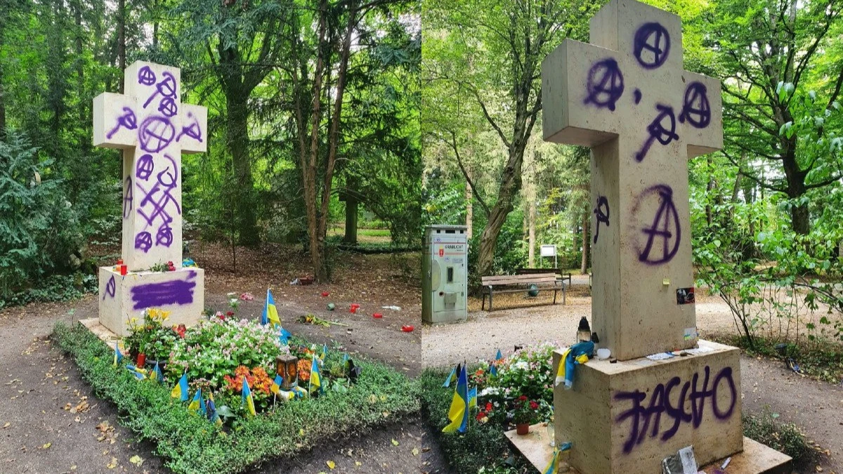 В Мюнхене осквернили могилу Бандеры – белый крест изрисован фашистскими знаками. Фото: телеграм-канал opersvodki