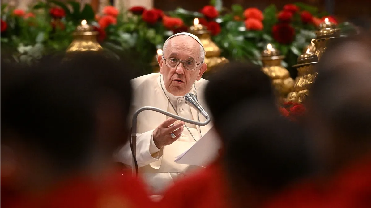 Папа Франциск выступает на мессе Пятидесятницы 5 июня в Ватикане. Фото: Тициана Фаби/AFP/Getty Images