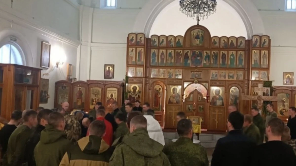 Мобилизованных из Сибири массово крестили перед отправкой в зону СВО