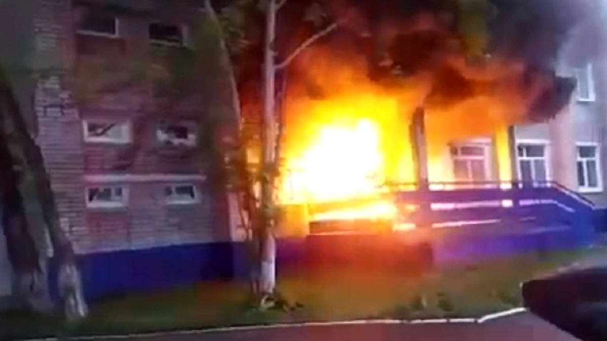 Появилось видео полыхающего здания Росгвардии в Комсомольске-на-Амуре – его поджог 50-летний местный житель