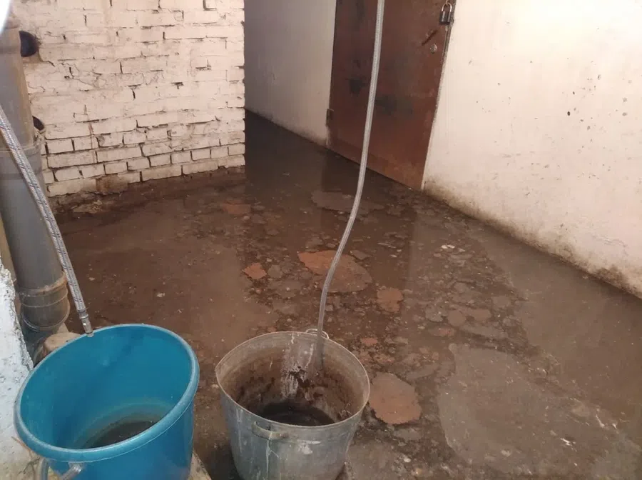 Фекальный потоп: Арбузы и памперсы достали из канализации дома с затопленным подвалом в Бердске