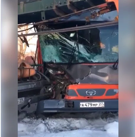В Хабаровске автокран протаранил автобус с пассажирами