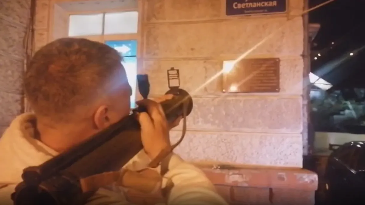Приморский активист Максим Чихунов направил гранатомет на памятную доску в честь руководителя Белого движения Михаила Дитерихса