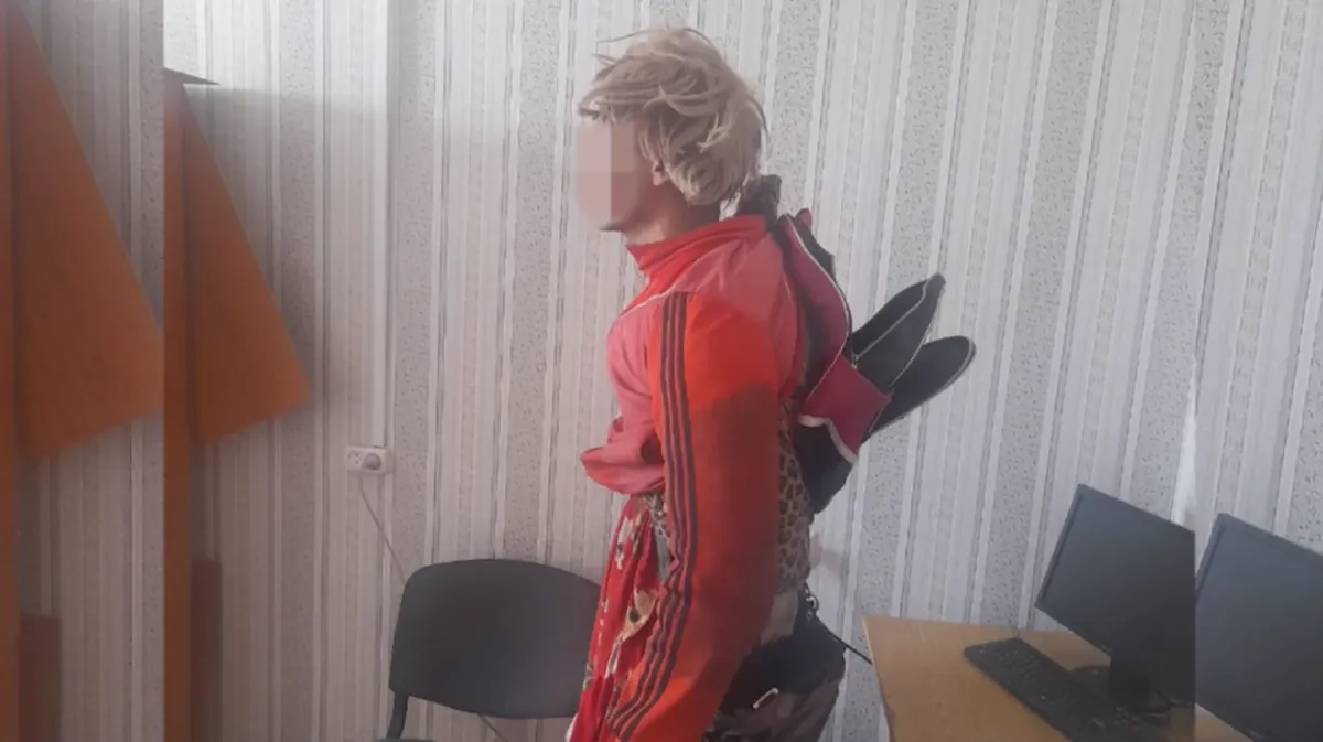 «Одной рукой схватил за волосы, а второй потянул за цепочку»: В ДНР задержали грабителя-трансвестита, желающего украсть золотое изделие у женщины