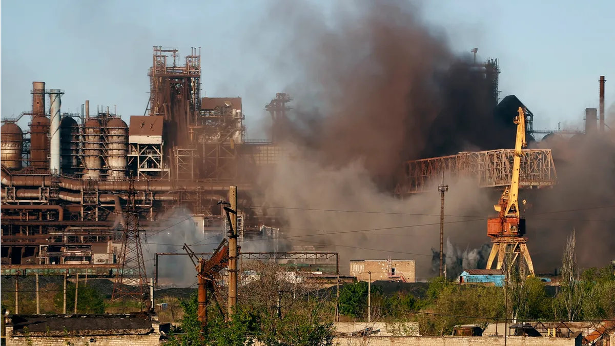 Дым поднимается над сталелитейным заводом «Азовсталь» в Мариуполе, Украина, в субботу, 7 мая. Фото: Алексей Александров/AP