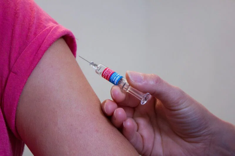 Все противопоказания, «относиться с осторожностью» и побочные эффекты вакцин