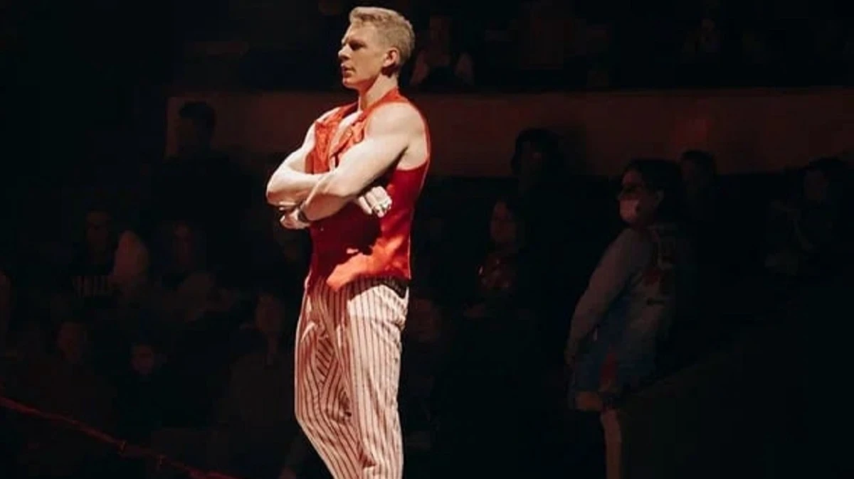 В Новосибирске акробат сорвался во время выступления в цирке – артиста госпитализировали – видео