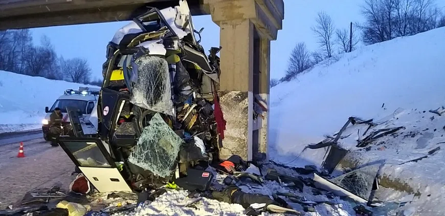 Водитель врезавшегося в опору моста пассажирского автобуса погиб на трассе под Рязанью. Число пострадавших выросло