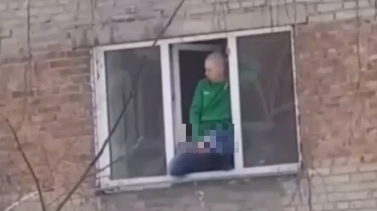 В Новосибирске мужчина решил справить нужду прямо из окна на прохожих 