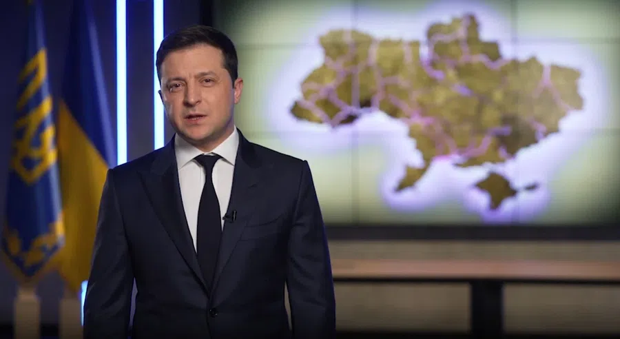 Зеленский объявил о введении военного положения на всей территории Украины