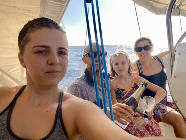 «Как мы тонули в Индийском океане, находясь в Тихом»: семья путешественников из Новосибирска закончила рекордное кругосветное плавание с детьми