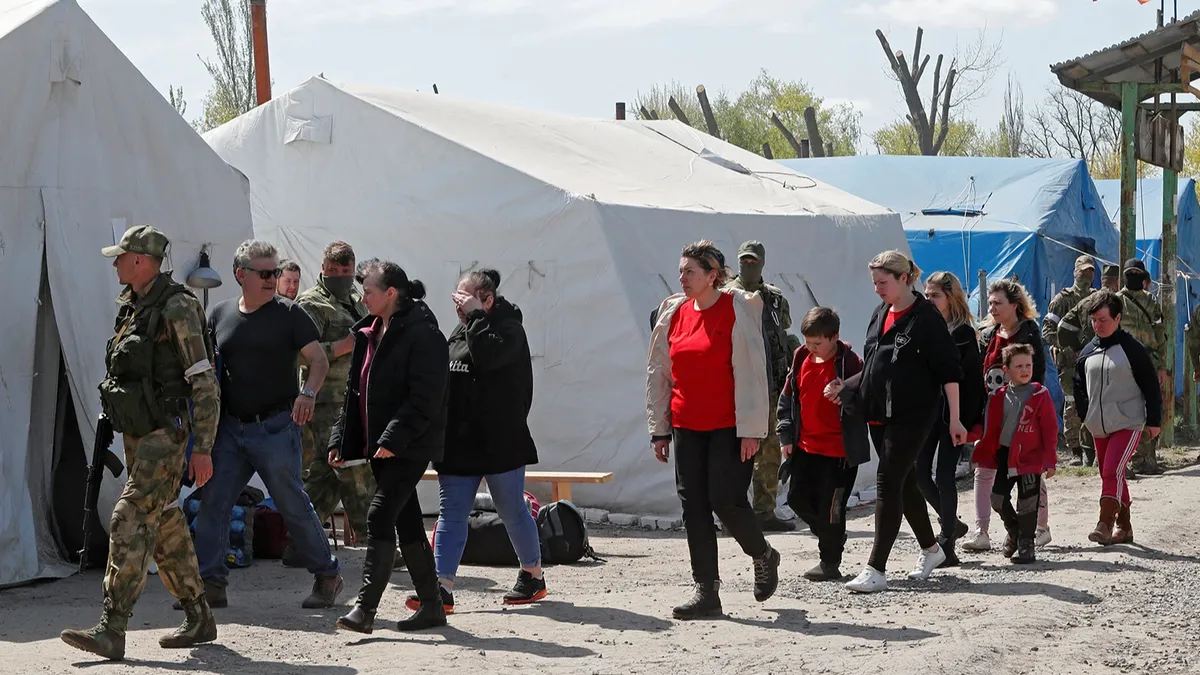 Мирные выходят с «Азовстали» в Мариуполе: кадры, как прошла эвакуация 100 человек 1 марта 