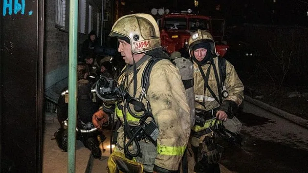 В Бердске экстренно эвакуировали 35 человек в горящей многоэтажке Микрорайона