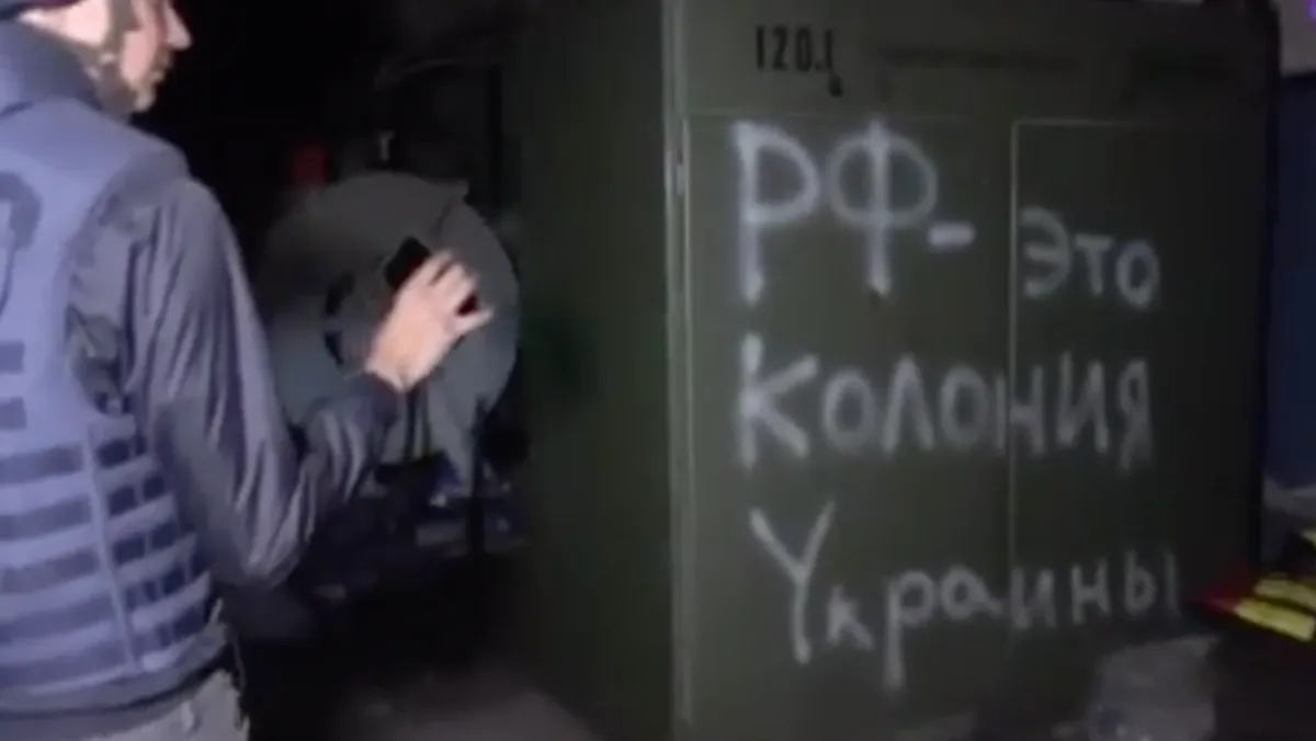 «РФ - это колония Украины». Журналисты показали цех на «Азовстали», где прятались боевики из «Азова»* - видео