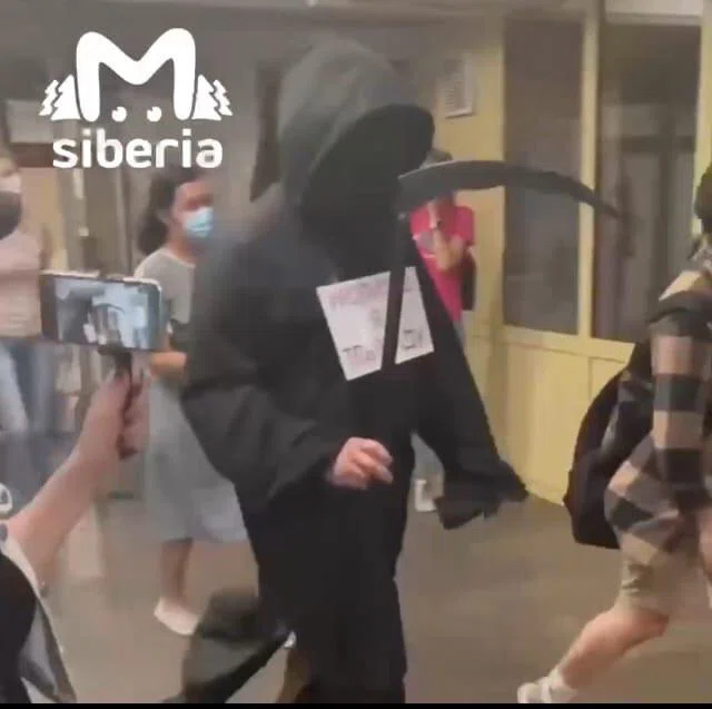 Юрист в костюме смерти ходит по станциям метро Новосибирска и читает проповеди об опасности вакцинации от коронавируса