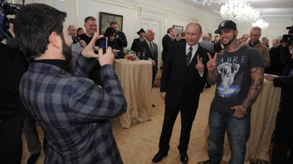 Владимир Путин с Тимуром Юнусовым (Тимати). Фото: сайт президента России