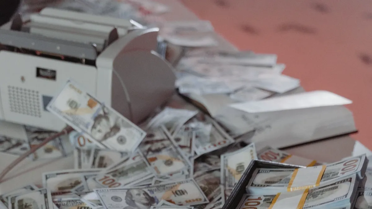 В Москве задержали колдуна из Африки, который превращал бумагу в доллары — видео 