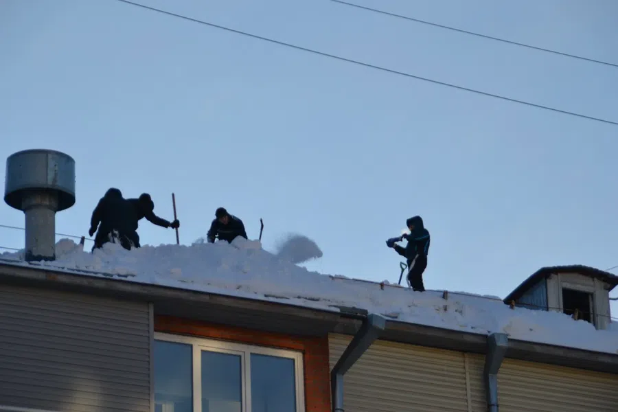 Дворники устроили массовую драку в Москве: Одни чистили от снега двор, другие - крышу. Всех доставили в полицию