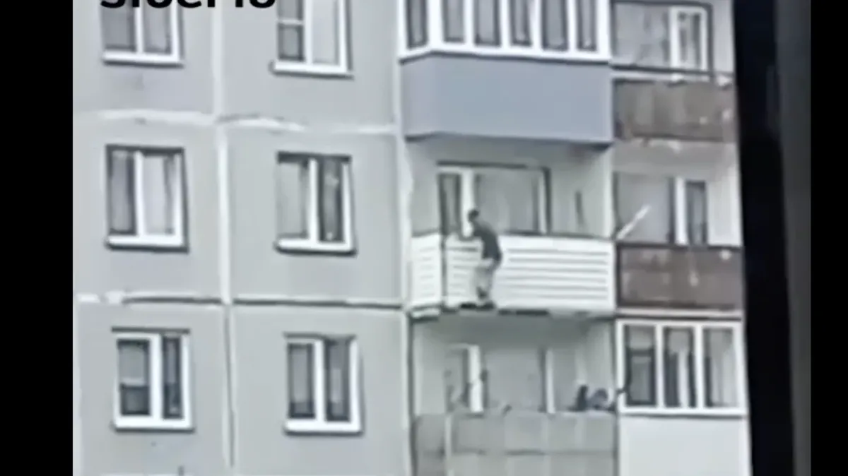 Мужчина перемещался по балконам многоэтажки. Фото: стоп-кадр Mash