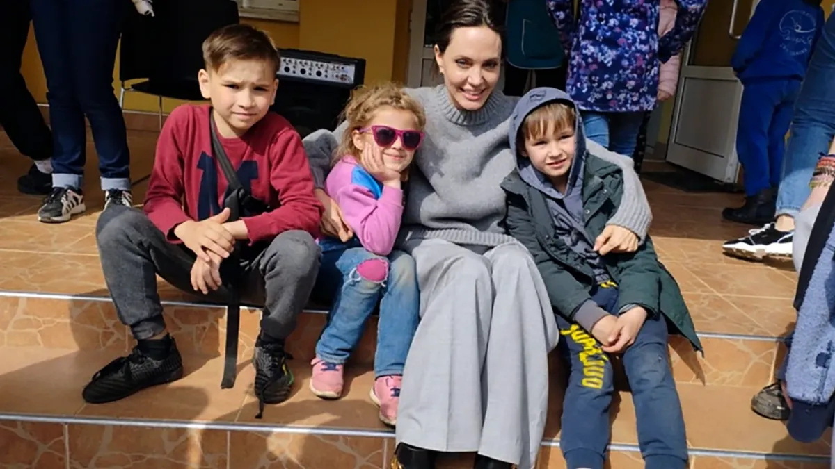 Во Львове Анджелина Джоли убегала в укрытие от ракетного удара - видео появилось в сети. Актриса приехала на Украину лично – без участия ООН 