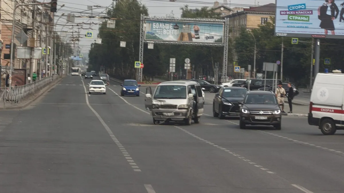 В Новосибирске пострадал водитель Kia Cerato, столкнувшийся с Toyota HiAce и Mercedes-Benz E-Class