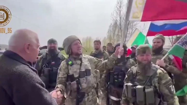 Рамзан Кадыров показал на видео вручение уроженцу ЛНР чеченского флага
