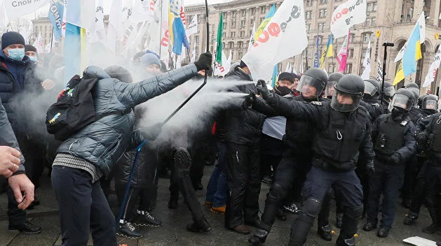 Протесты на Украине могут повторить казахстанские погромы на фоне истерии вокруг нападения России: Политолог надеется, что Зеленский не перегнет палку
