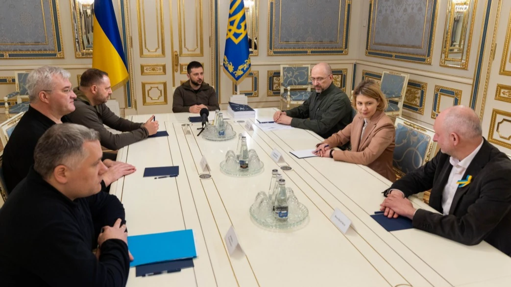 Зеленский передал заполненную анкету для вступления Украины в Евросоюз. Он писал опросник 10 дней