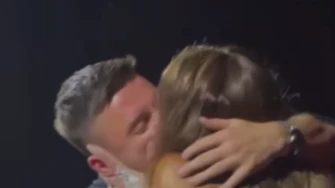 Катя Варнава на шоу «Абсолютно нага» страстно поцеловала Сергея Лазарева и изображала с ним секс. Фото: скрин с видео
