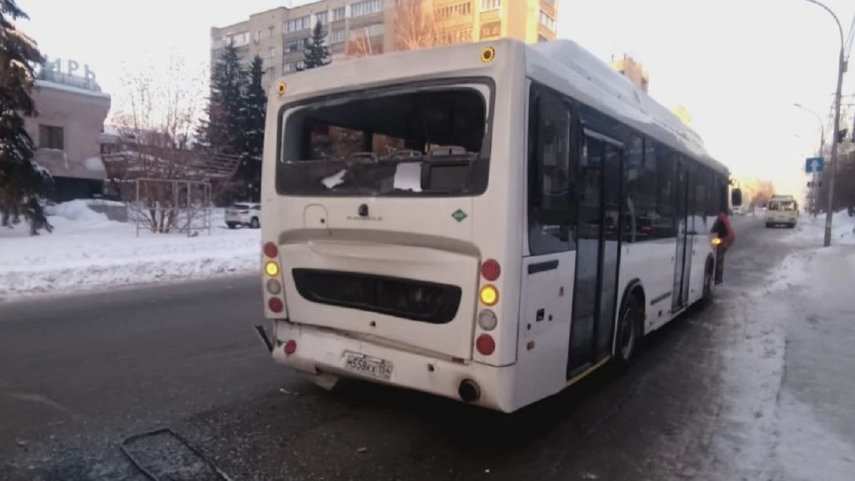 Два автобуса столкнулись в центре Новосибирска – пострадала 81-летняя пассажирка – фото