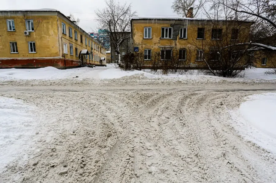 В Новосибирске после конфликта с депутатом от ЛДПР местной жительнице пообещали почистить дорогу от снега
