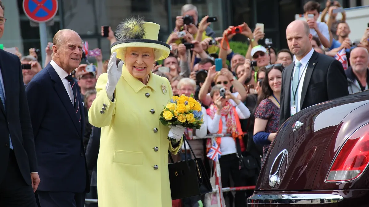 Последний публичный выход королевы Елизаветы II: кому из британцев она пожала последний раз руку, тартан Балморал, белый жемчуг и почему всех ввела в шок черная рука монарха
