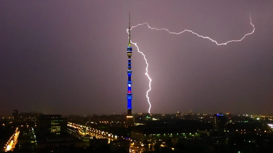 Жители Подмосковья стали зрителями завораживающей молнии – видео
