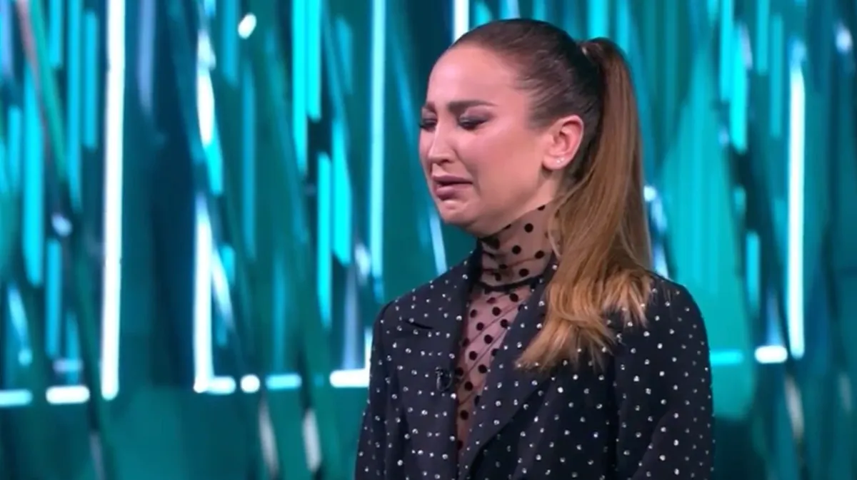Ольга Бузова расплакалась у всех на глазах после хамства со стороны певца Мота — видео