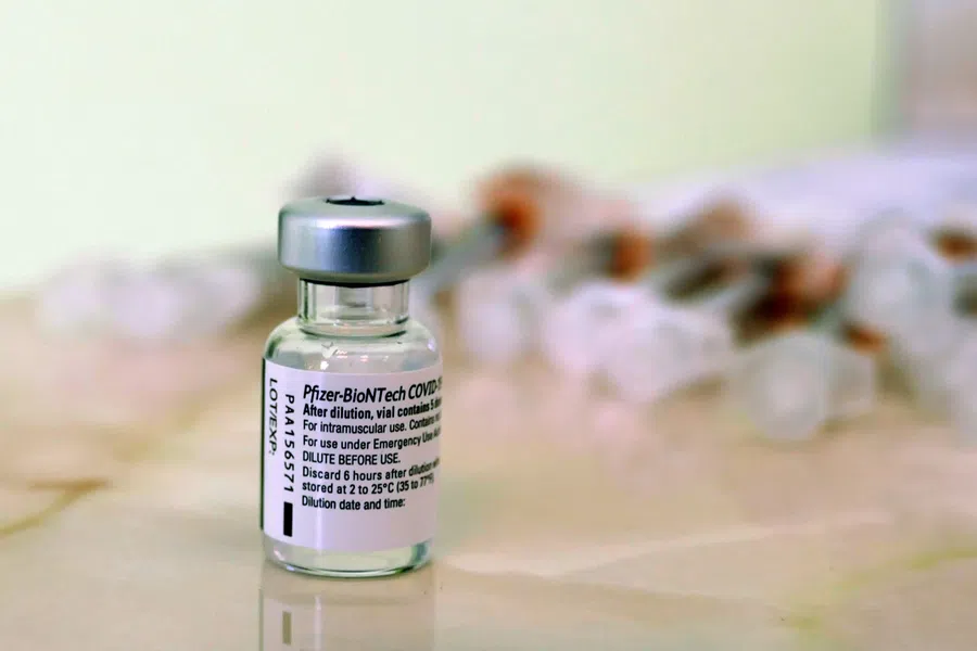 Пфайзер начинает испытания прививок от Омикрона на взрослых